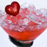 Cocktail de Saint Valentin coeur rouge au Lambig Vieille Réserve et Alagane servi avec glace pillée