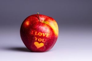 Pomme gravée d'un "I love You"